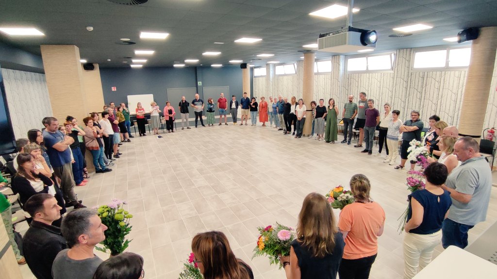 emun_taldea's tweet photo. Emun eraldatzen aurrera goaz. Gaur arduradunen zikloa itxiko dugu. 25 urteotan arduradun izandako 33 emunkideei egindako lana eta erakutsitako konpromisoa eskertu eta aitortuta. Lorez-lore etorkizuneko antolamendua ere loratu dadin egundik lurra landuaz. #EmunBidea #Eraldaketa https://t.co/kPd2cjOFUq