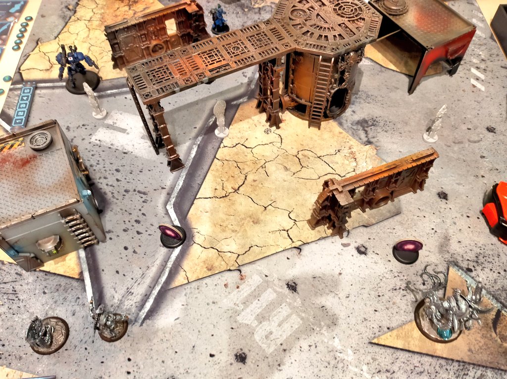 lichtm555's tweet image. お店の貸し出しアーミーでウォーキャスターを教わり中。
スラムしてコラテラルダメージ(デカいメカを押し出しして一般兵が轢かれた)
攻撃を受けてザザーッと退がるメカってアツいシーンですね

#warcaster
#Emulle