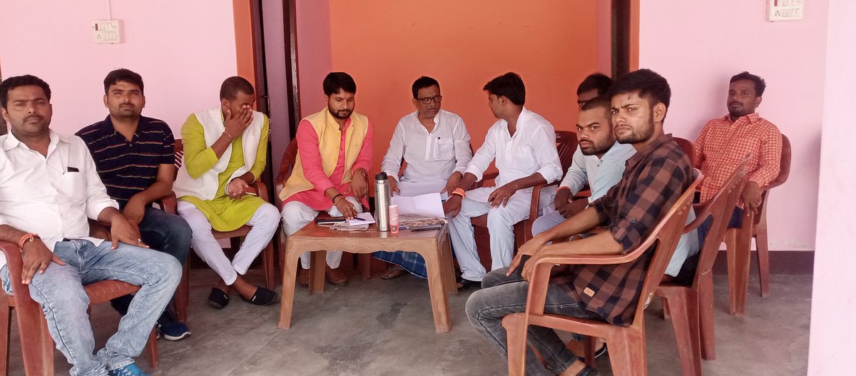 ranayashwantbjp's tweet photo. गोपालगंज के बरौली विधानसभा में होने वाले भाजपा युवा मोर्चा के राष्ट्रीय पदाधिकारियों के कार्यक्रम को लेकर तैयारी बैठक करते हुए!जिसमें विधायक श्री राम प्रवेश राय और युवा मोर्चा के जिला अध्यक्ष के साथ विधानसभा के अन्य पदाधिकारी गण भी मौजूद थे! @bhikhubhaidbjp @sanjayjaiswalMP https://t.co/1xuIKfN5nZ