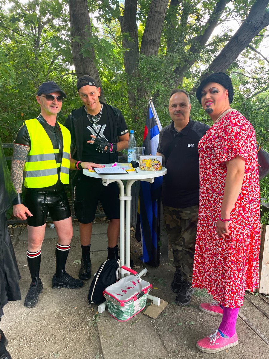 Easter_Berlin's tweet photo. #csdaufderspree, wie alles begann. Ein Teil der Organisatoren vor dem Start der #spreepride
#blf #easterberlin #Scheune #gay #gayberlin #fetish #fetishberlin #berolina #ledermänner #leathermen #latexfetish #leatherfetish #gayweek https://t.co/zCSnHjq8x2