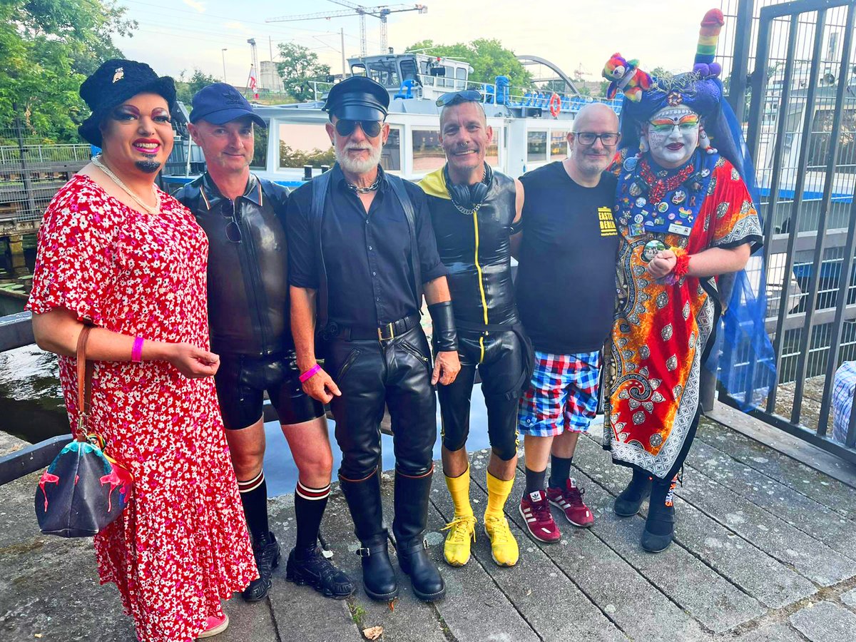 Easter_Berlin's tweet photo. #csdaufderspree, wie alles begann. Ein Teil der Organisatoren vor dem Start der #spreepride
#blf #easterberlin #Scheune #gay #gayberlin #fetish #fetishberlin #berolina #ledermänner #leathermen #latexfetish #leatherfetish #gayweek https://t.co/zCSnHjq8x2