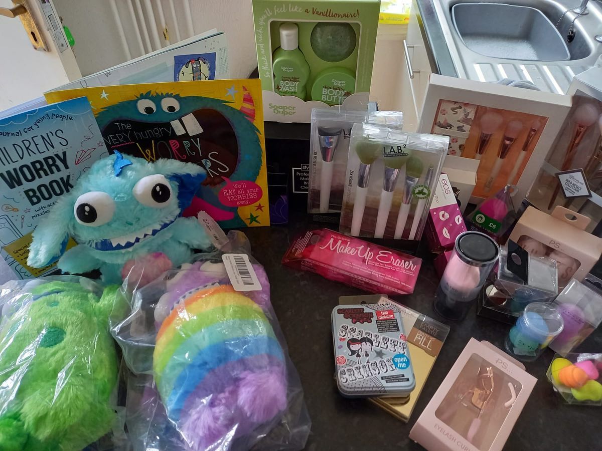 WeRHereOrg's tweet photo. We’d like to say a huge thank you to our friends @tarasangelsuk for this incredible donation of goodies! They are so appreciated and will be a great blessing to the people we support 💚 #werhere #localcharity #smallcharitynottingham #domesticabuse https://t.co/1J9U938wRz