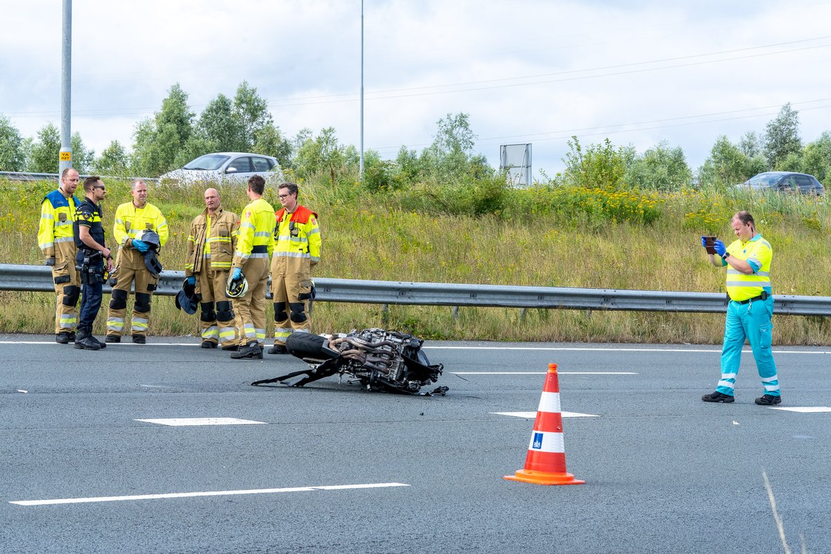 Reality_Photo's tweet photo. Een motorrijdster is vrijdagochtend omstreeks 09:20 uur om het leven gekomen bij een ongeval op de A59 bij knooppunt Hintham.

Volgens de politie waren er geen andere andere voertuigen betrokken bij het ongeluk. 

Hoe het ongeval heeft kunnen gebeuren is niet bekend. https://t.co/ShTvj9lUS2