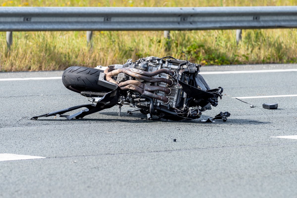 Een motorrijdster is vrijdagochtend omstreeks 09:20 uur om het leven gekomen bij een ongeval op de A59 bij knooppunt Hintham.

Volgens de politie waren er geen andere andere voertuigen betrokken bij het ongeluk. 

Hoe het ongeval heeft kunnen gebeuren is niet bekend.