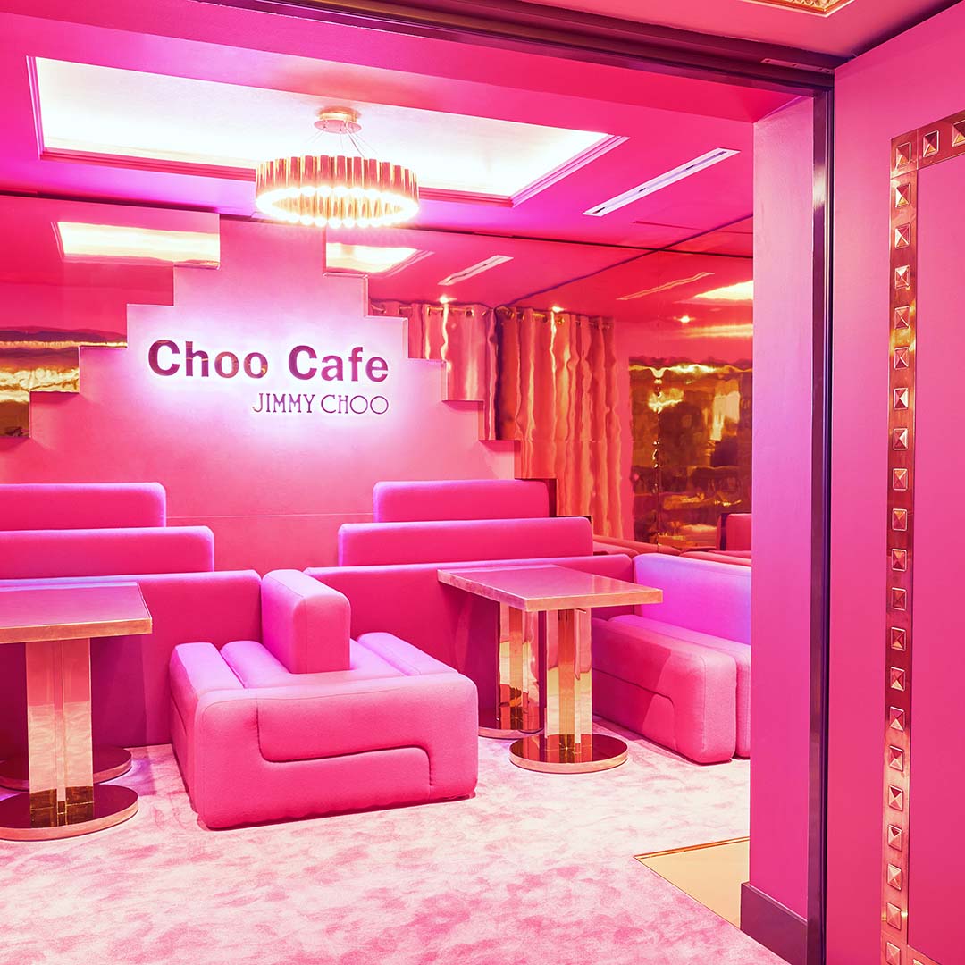 Always wanted to step inside the world of Jimmy Choo? Turn your dream into a reality with a visit to Choo Cafe, an immersive dining experience created in partnership with British institution @harrods #ChooCafeHarrods