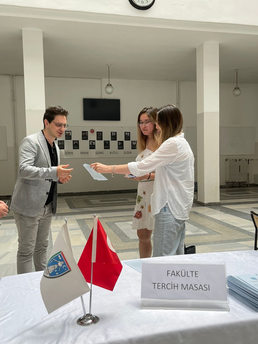 hukukankara's tweet photo. Cumhuriyetin ilk yükseköğretim kurumu olan Ankara Üniversitesi Hukuk Fakültesi, tercih masasıyla genç hukukçu adaylarını heyecan ile bekliyor. https://t.co/8N9sWeuF7D