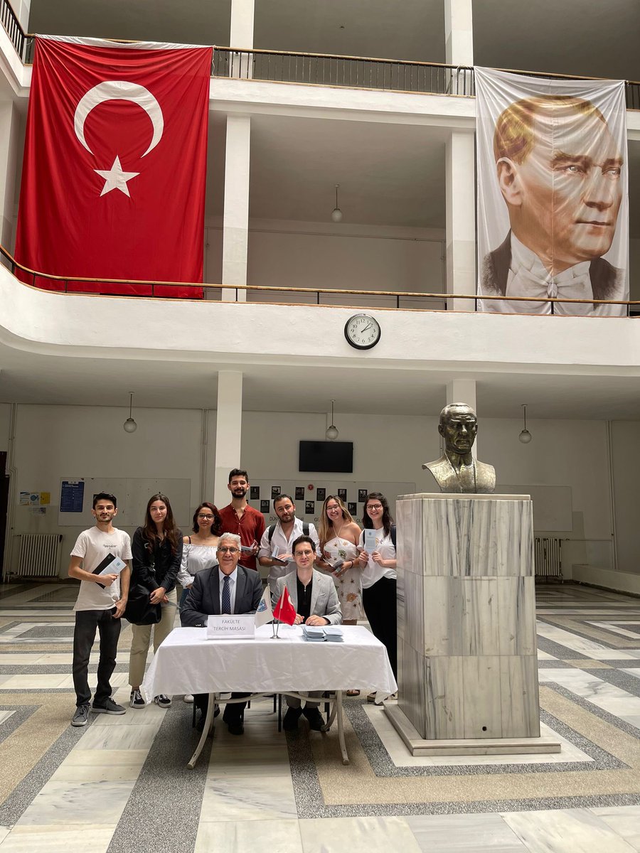 hukukankara's tweet photo. Cumhuriyetin ilk yükseköğretim kurumu olan Ankara Üniversitesi Hukuk Fakültesi, tercih masasıyla genç hukukçu adaylarını heyecan ile bekliyor. https://t.co/8N9sWeuF7D