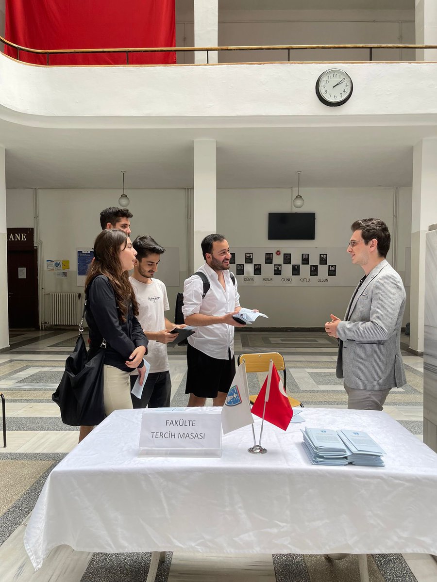 hukukankara's tweet photo. Cumhuriyetin ilk yükseköğretim kurumu olan Ankara Üniversitesi Hukuk Fakültesi, tercih masasıyla genç hukukçu adaylarını heyecan ile bekliyor. https://t.co/8N9sWeuF7D