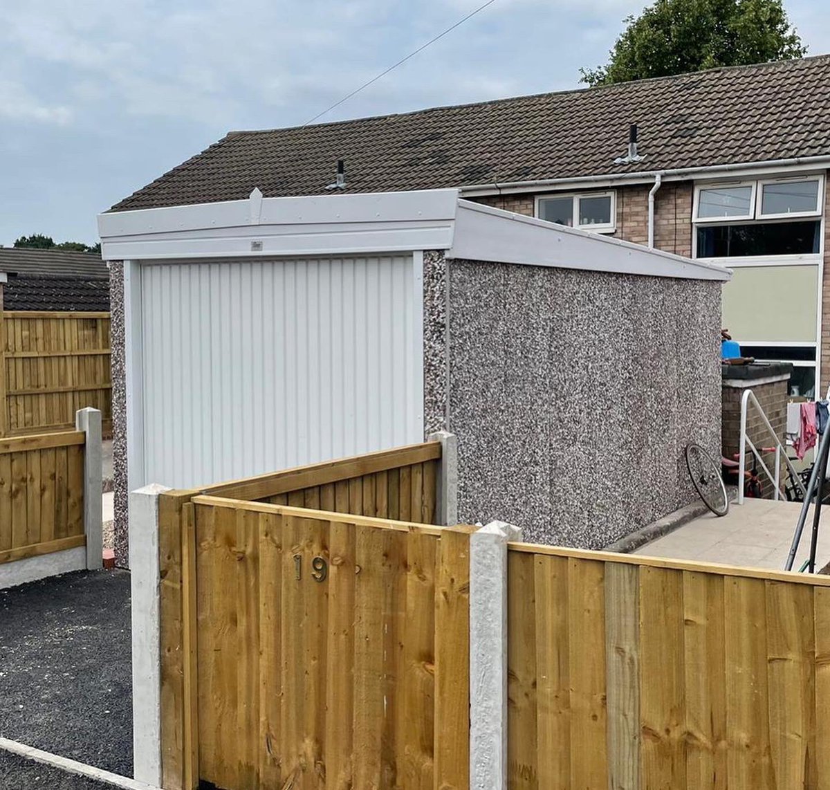 HansonGarages's tweet photo. Swipe to see our ongoing redevelopment partnership with @WatesGroup ➡️🤩 Our Knight Pvc garage ⚒👷🏼♂️💪🏼 #redevelopment #partnership #watesgroup #homerenovation #gardenrenovation #hansonbuildings #hansongarages #hansonconcrete #prefabgarages https://t.co/qFtzge3dJ5
