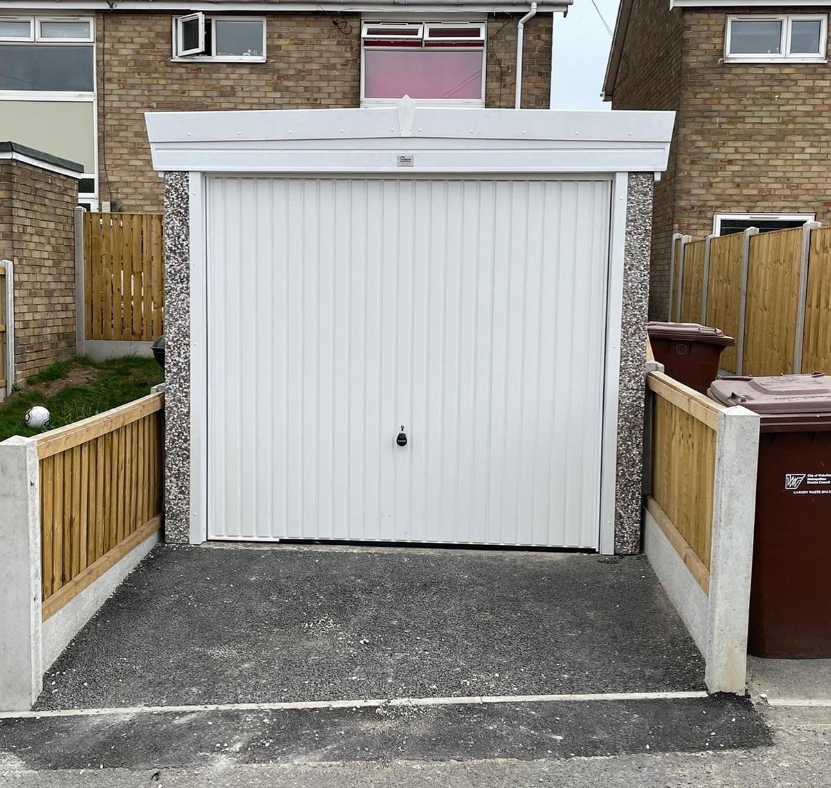 HansonGarages's tweet photo. Swipe to see our ongoing redevelopment partnership with @WatesGroup ➡️🤩 Our Knight Pvc garage ⚒👷🏼♂️💪🏼 #redevelopment #partnership #watesgroup #homerenovation #gardenrenovation #hansonbuildings #hansongarages #hansonconcrete #prefabgarages https://t.co/qFtzge3dJ5