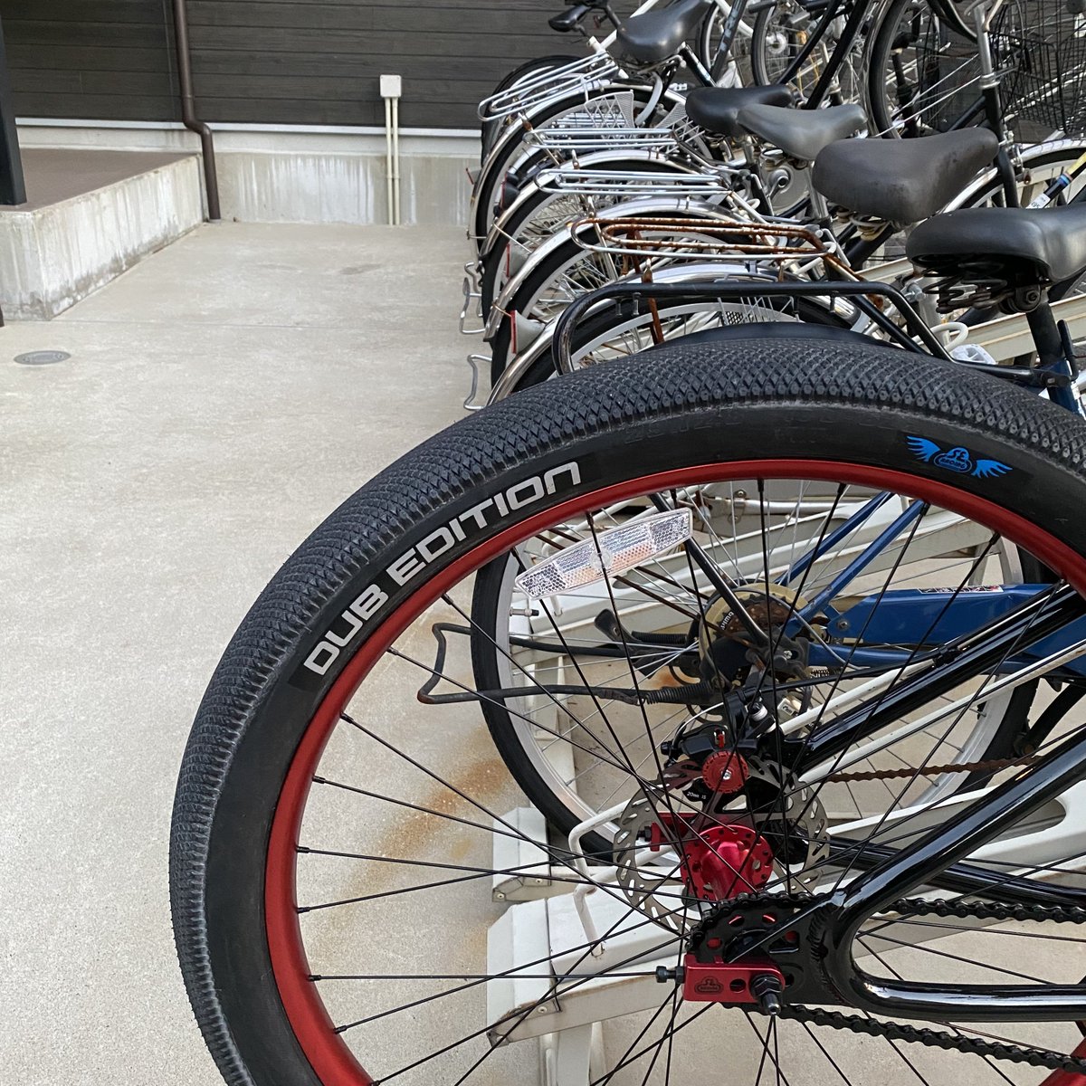 TaKuTiNz_z's tweet photo. SE BIKES　DUB EDITION
MONSTER RIPPER 29x2.8” 納車

一言、でっけぇ。
でも重量＋ギアも軽いから
風が強かろうと登り坂だろうと
スイスイ漕げる。
あとウィリーがもの凄くやりやすい。
楽しませていただきやす🔥
YouTube🔎SE BIKES RIDE OUT https://t.co/yeSZtkar29