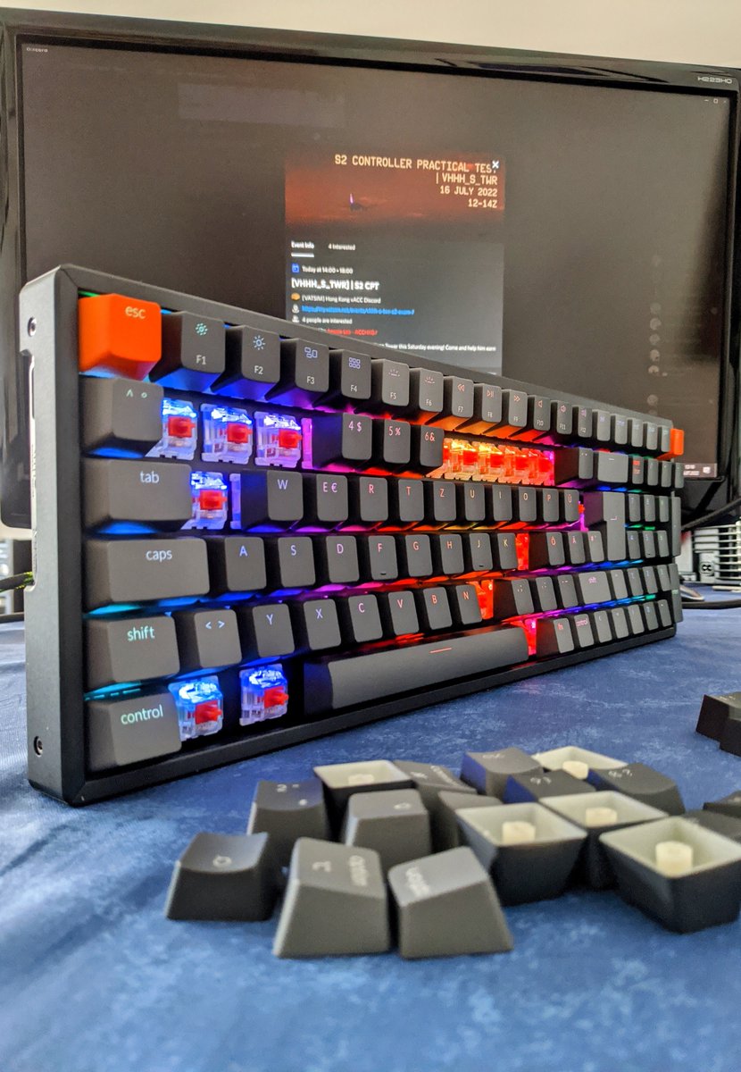 twSimulations's tweet photo. This is my first mechanical keyboard. After almost a week I must say, I freaking love it. It is such a joy to watch and to type on it ❤️ https://t.co/JcZFuPx6Mk