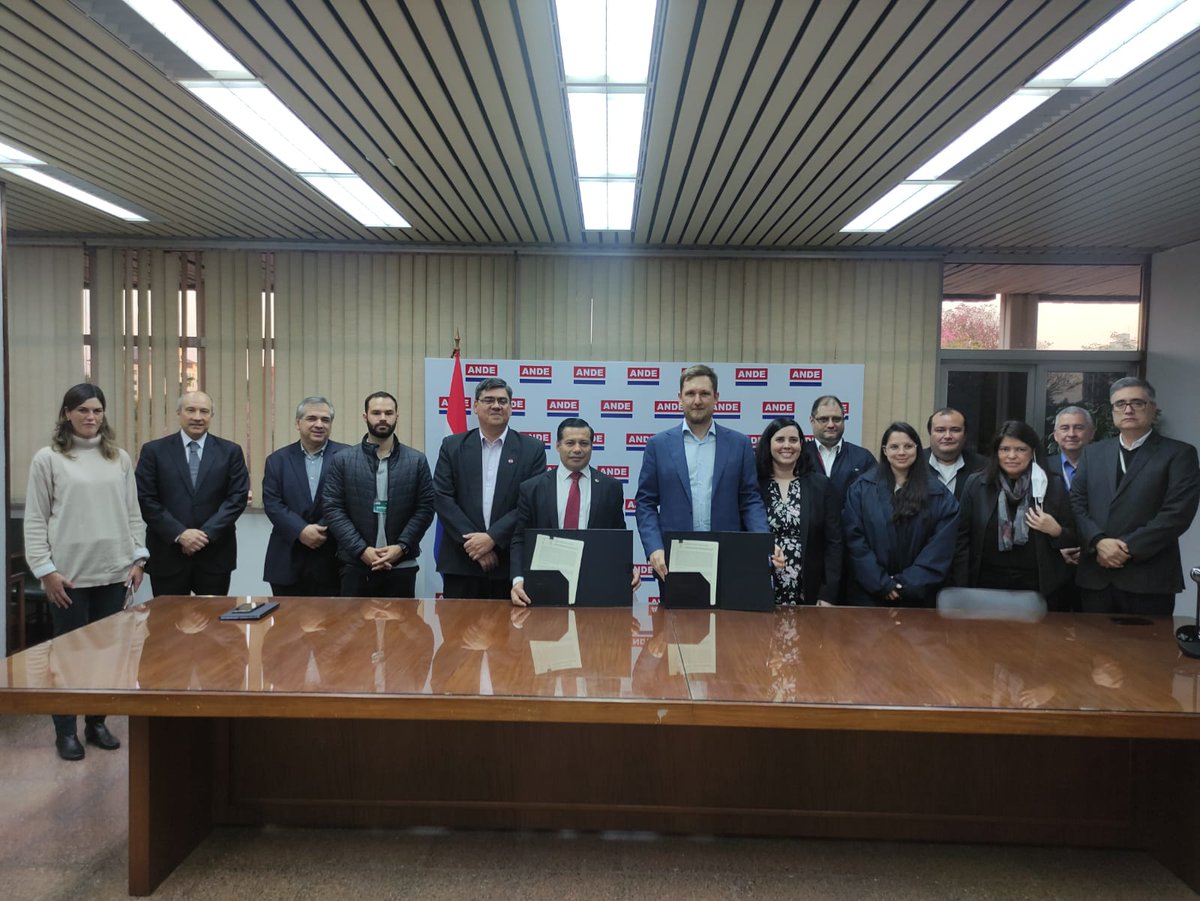ANDEOficial's tweet photo. ✍🏻⚡ ANDE y Penguin Infrastructure S.A. firmaron contrato de suministro de energía con una potencia de 100 MW 

Más info en la web ▶️https://t.co/uRmHVPoxQf https://t.co/8d7kYBkNav
