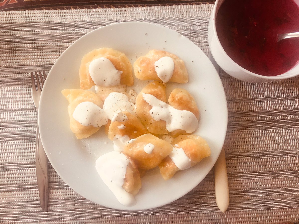 SrMfox's tweet photo. Piątek w domu to pierogi i barszcz, tym razem botwinka :) #obiad, #dom,#pierogi https://t.co/8Ql9Llq5KS