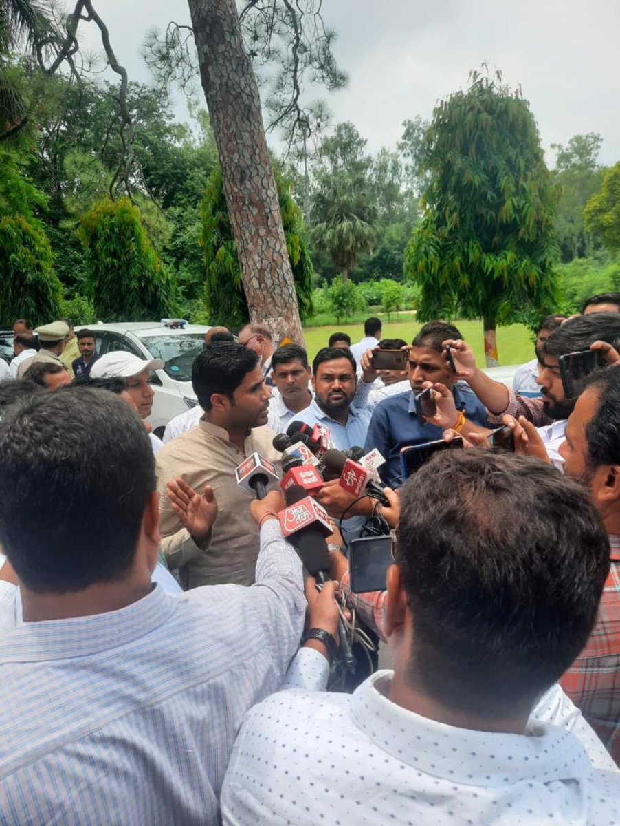 HaivinKhan's tweet photo. जनपद @DmMeerut में कैबिनेट मंत्री की समीक्षा बैठक के दौरान @dgpup यूपी @Uppolice सीओ ब्रजेश सिंह के द्वारा भाजपा नेता @RahulVikalOffcl के साथ जमकर अभ्रदता की और मौक़े पर अपना नाम का बेंच दिखा कर धमकाया @meerutpolice @myogiadityanath @UPGovt @igzonemrt @PMOIndia https://t.co/Y1FTBK85hX