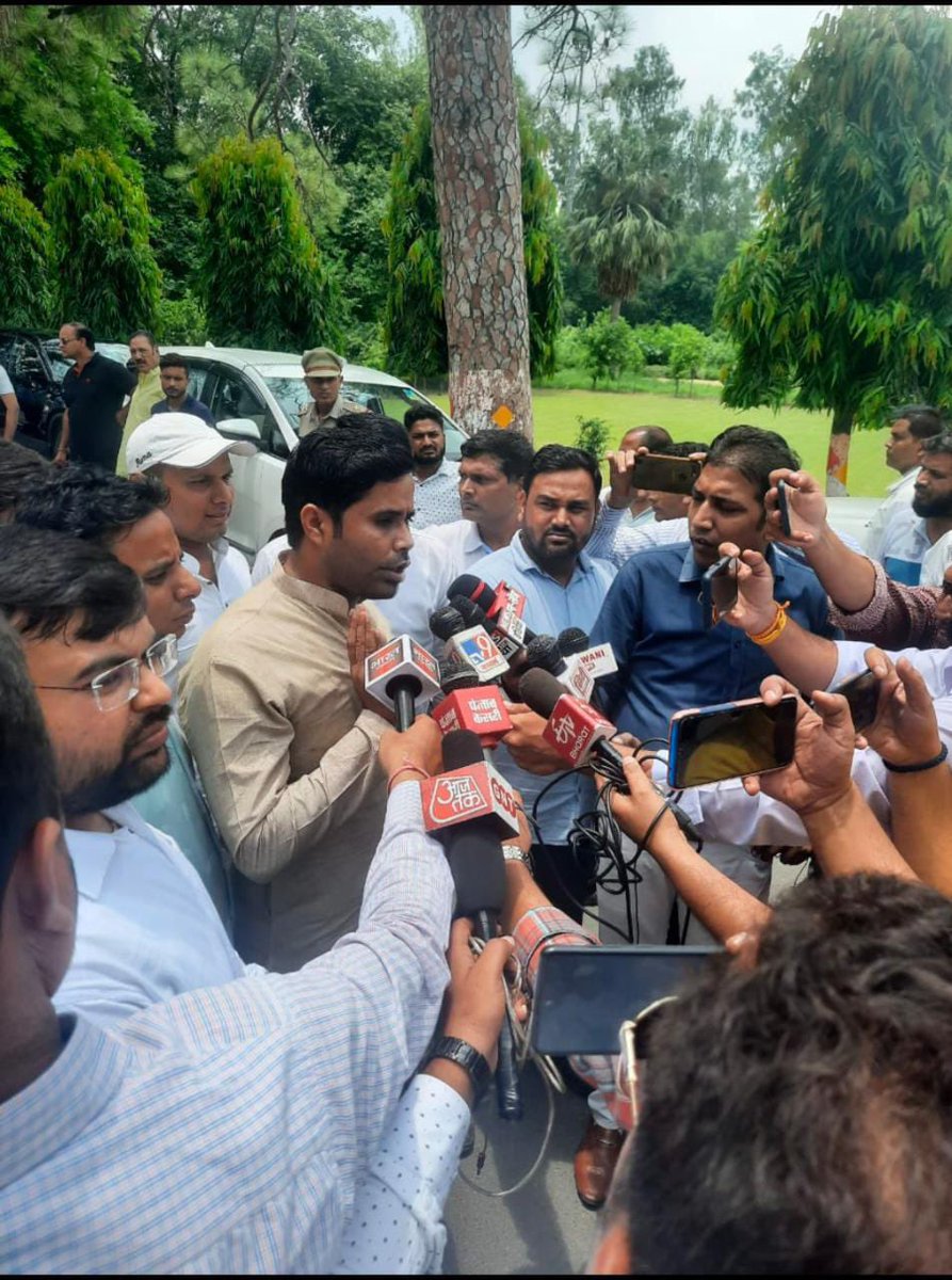 HaivinKhan's tweet photo. जनपद @DmMeerut में कैबिनेट मंत्री की समीक्षा बैठक के दौरान @dgpup यूपी @Uppolice सीओ ब्रजेश सिंह के द्वारा भाजपा नेता @RahulVikalOffcl के साथ जमकर अभ्रदता की और मौक़े पर अपना नाम का बेंच दिखा कर धमकाया @meerutpolice @myogiadityanath @UPGovt @igzonemrt @PMOIndia https://t.co/Y1FTBK85hX