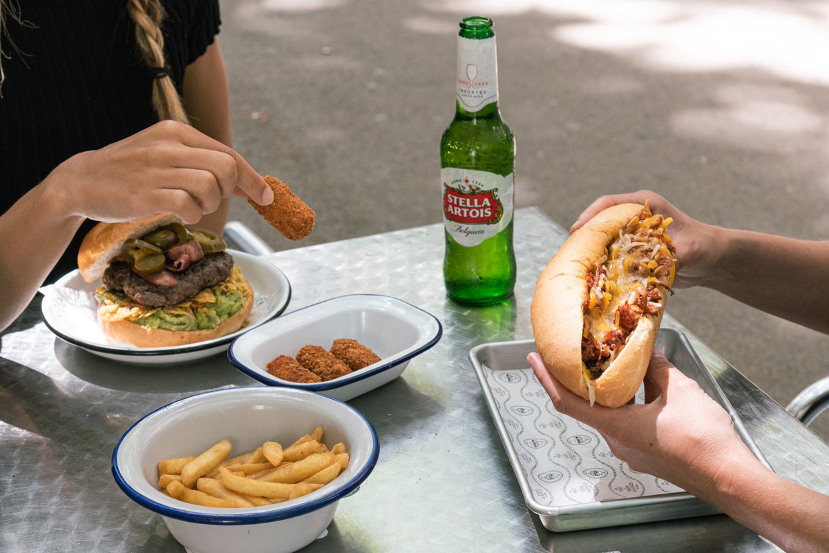 Huye del calor infernal por un rato y ven a refugiarte donde abunda la buena comida y la cerveza bien fría 😎 ¡Te esperamos! 😉