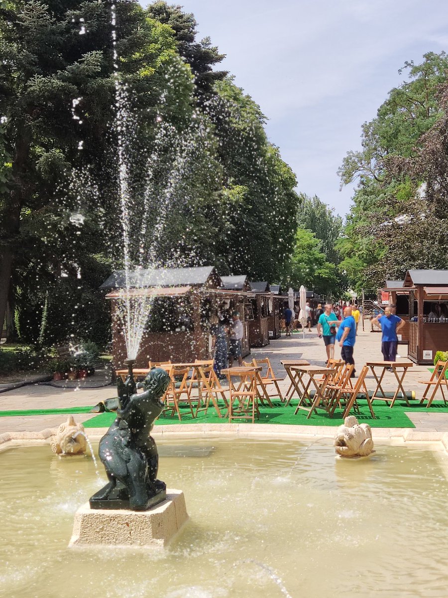 BURGOS CAPITAL DEL VINO
MERCADO ENOGASTRONÓMICO
Donde se podrán degustar una selección de tapas y vinos elaboradas por restaurantes y bares de la ciudad y que optarán al Premio de Mejor Tapa&amp;Vino.
Paseo Marceliano Santa María
Del 22 al 24 de julio
