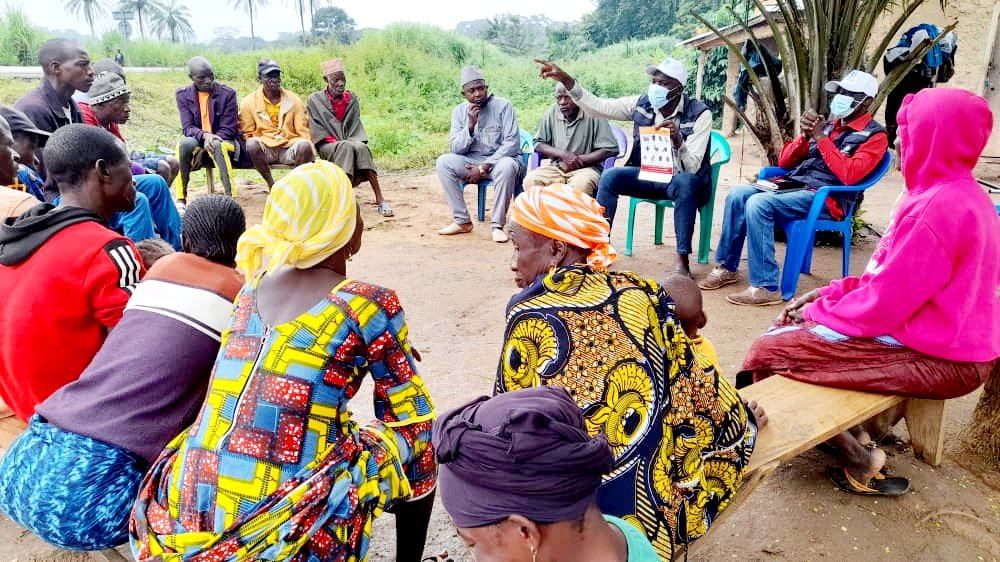 guinee_oms's tweet photo. #Post-LassaFever : Causerie éducative avec 31 personnes dont 14 femmes du village #Baladou, CR de #Bolodou dans #Gueckédou sur la #SBC des maladies à potentiel épidémique. @WHOAFRO @WHO @anss_guinee @UNICEFGuinea @GouvGN https://t.co/4MrrPphv1u