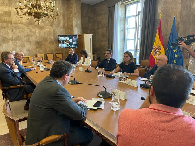 mitecogob's tweet image. Esta semana @Teresaribera ha participado en

🏘️Comisión Delegada para #RetoDemográfico
🏛️Consejo de Ministros 
👥Reunión portavoces de grupos parlamentarios 
🌦️Reunión con meteorólogos 
⚡Visita #H2Saerea 
🍾Inauguración #DEMOSATH
🌊Viaja al Mar Menor 
👥Reunión con @LopezMirasF