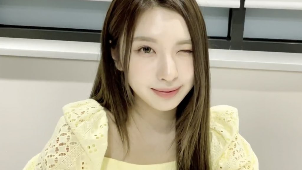 bae’s first solo live being her dressed in yellow with long hair and giving us the prettiest smile <3