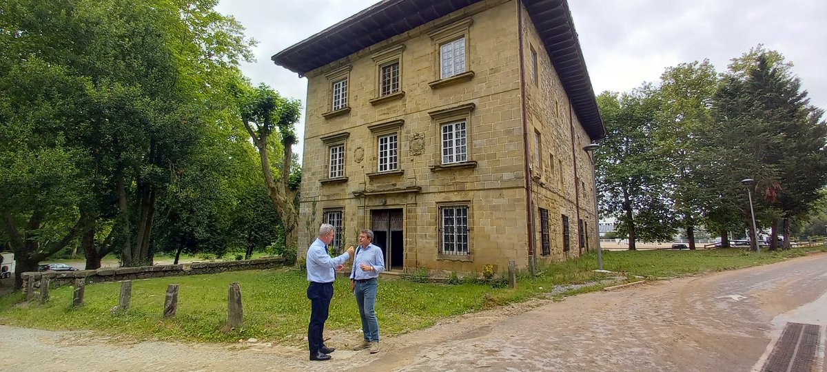 jasantano's tweet photo. Visita del consejero de Cultura, @ZupiriaB al conjunto monumental de #Urdanibia, compuesto por palacio, molino y ferrería. 

Buscamos un acuerdo para que @Irun_informa gestione este valioso patrimonio. Las bases del acuerdo están ya asentadas. https://t.co/LIG9R01eyT