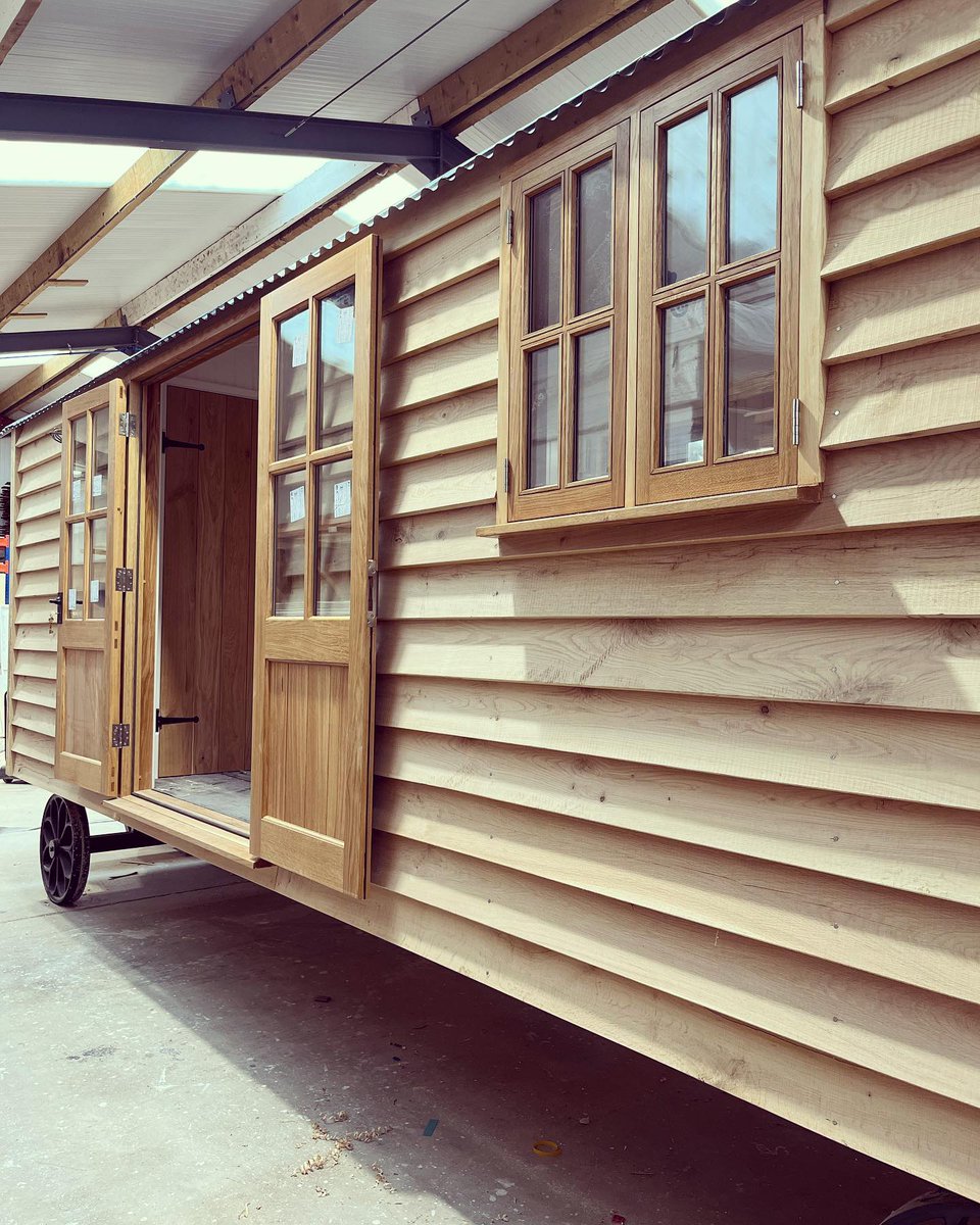Who doesn’t love a bit of oak? #shepherdhutdesigns #bespokemade #glampinguk #interiordesigns #steelframe #oak #glampingnotcamping #tinyliving #britishmade #tinyhomeonwheels