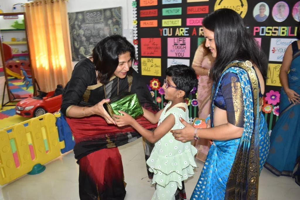 IaSouthern's tweet photo. Regional President AWWA #SouthernCommand visited UMANG Special Care Centre at Itarana Military Station, #Alwar and appreciated the efforts in ensuring the overall development of differently abled Children. She interacted with families and emphasised on the role of #Nationbuilding https://t.co/PR2Fqfjykw
