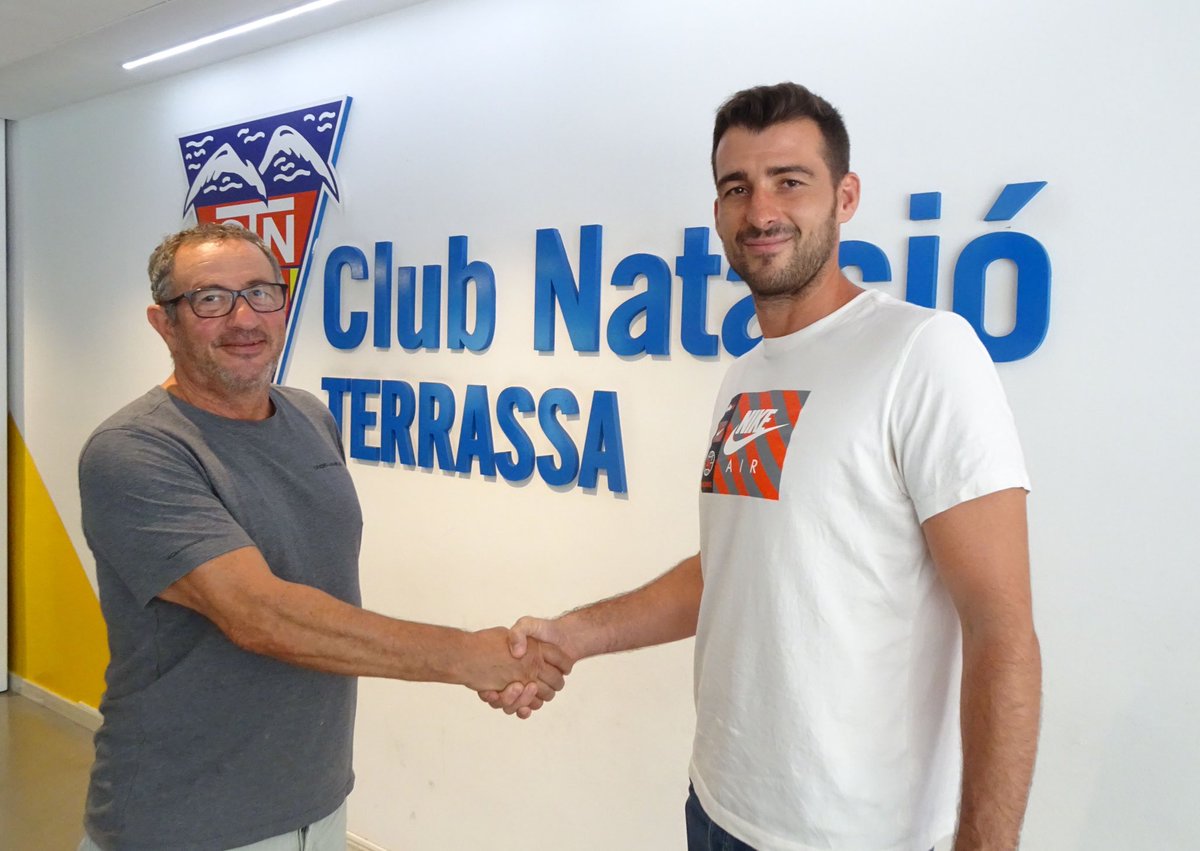 Seguim treballant en la composició de la plantilla del sènior masculí de waterpolo per a la temporada vinent! Avui mateix, ens hem assegurat la continuïtat de Fran Sánchez. 
Serà la seva novena temporada amb nosaltres!

bit.ly/3RW12fu

#Terrassa
#waterpolo
#MareaRoja⚪️🔴