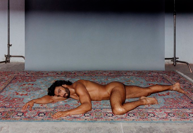 पहले दीपिका के कपड़ों पे जिंदा था
लगता है अब उसने भी छीन लिए 
😂🤣🤣