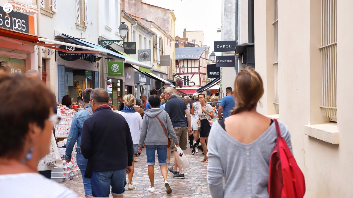 VilleDesSables's tweet photo. [ Braderie d'été des commerçants du centre-ville 🛍️ ]
Rendez-vous aujourd'hui et demain chez vos commerçants du centre-ville pour la grande braderie estivale et conviviale. 
Ne manquez pas l'opportunité de réaliser LA bonne affaire, de dénicher LE coup de cœur de l'été
#OCA #UCSO https://t.co/sWEUq5Jxsg