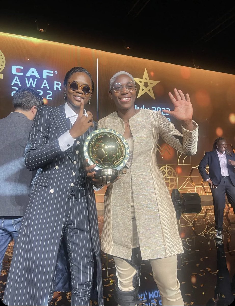 AllezLesLions's tweet photo. Gaëlle Enganamouit et Asisat Oshoala avec le trophée du Ballon d’Or africain 🏆🇨🇲🇳🇬

#CAFAwards2022 https://t.co/lfnxQguNIv
