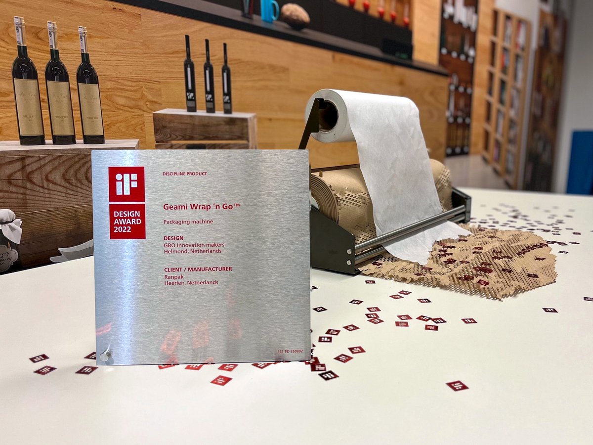 Ranpak_Global's tweet photo. 🏆 We are proud to have received an @iFDESIGNAWARD for our #Geami Wrap 'n Go converter.
🍰 Pictured here, our physical award and winning design, along with our European team’s well-deserved celebration.
$PACK #DeliveraBetterWorld #sustainablepackaging https://t.co/FhJSDWmQ1g