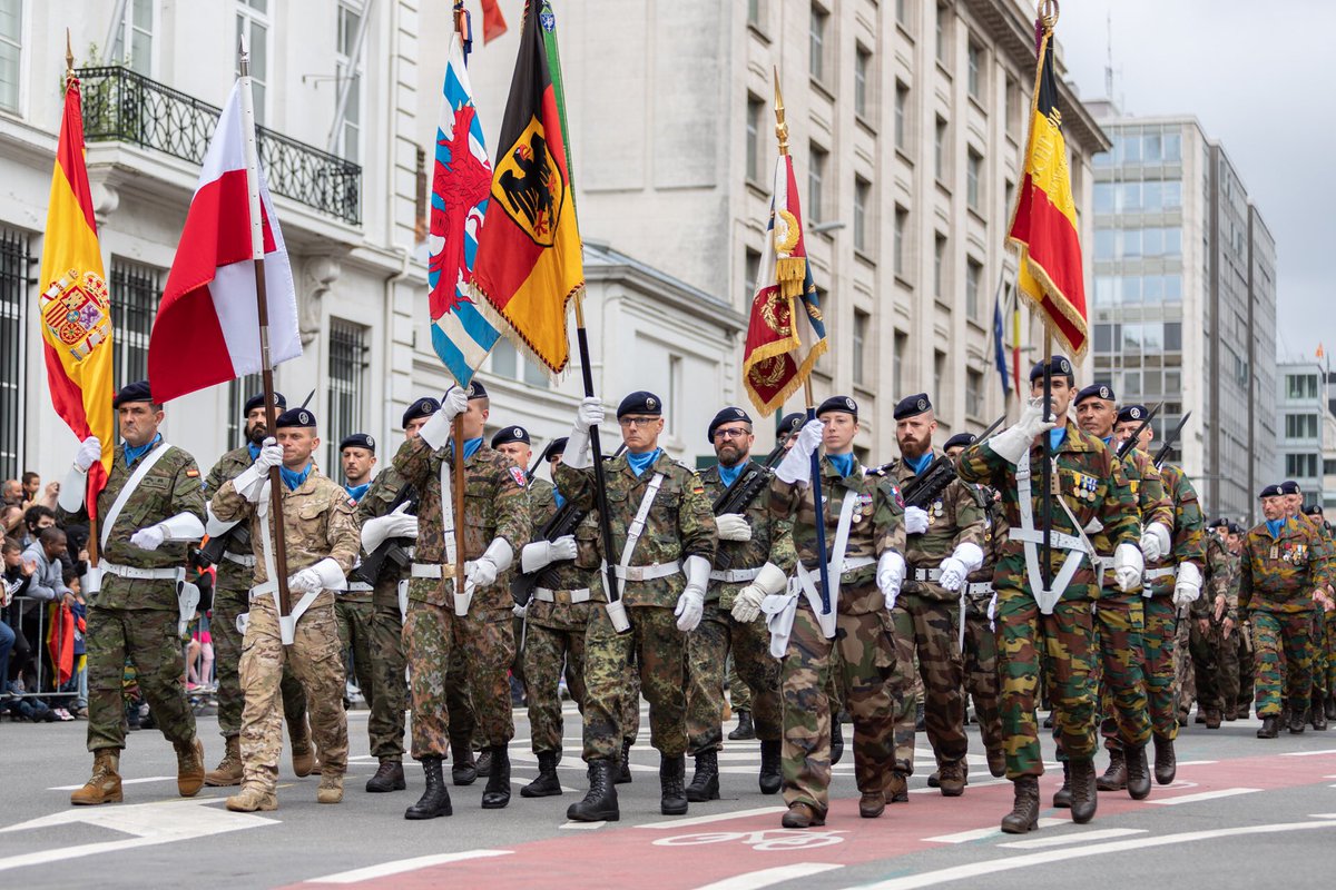 HQEurocorps's tweet photo. #BelgianNationalDay🇧🇪
In the context of “international cooperation”, #EUROCORPS marched along Place des Palais, carrying the national flags of 11 member nations. The Force available for both the #EU and #NATO highlighted its #multinationality and solidarity with the #allies. https://t.co/ObC1deaHE6