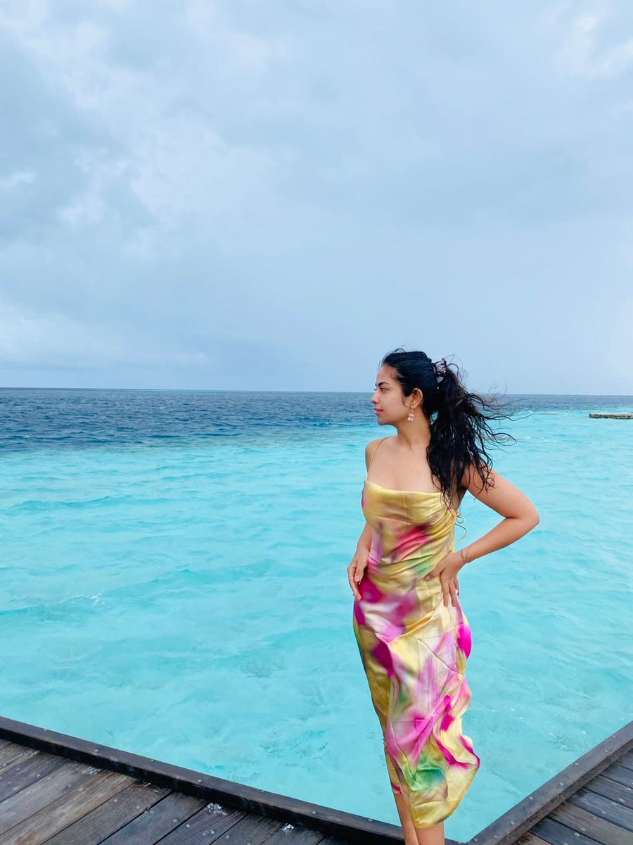 FifafoozTv's tweet photo. Avika Gor looks hot in the backdrop of blue water, don't you agree? #maldieves #cool #coollook #hot #waterbaby #avikagor https://t.co/BGELuquxeX
