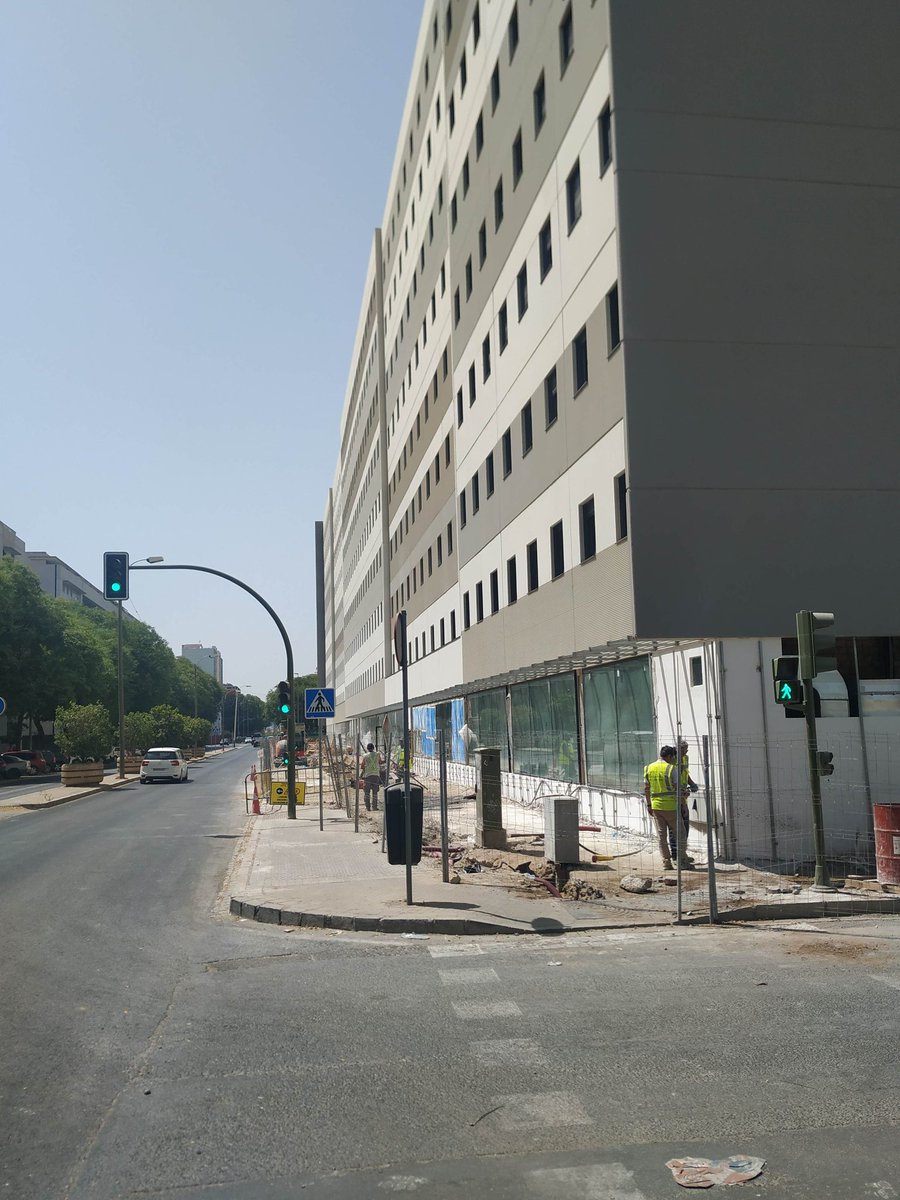 salvatusarboles's tweet photo. @Ayto_Sevilla Acabáis de construir un corredor verde en Ramón Carande.

No paráis. https://t.co/Fe5dRNzTv6