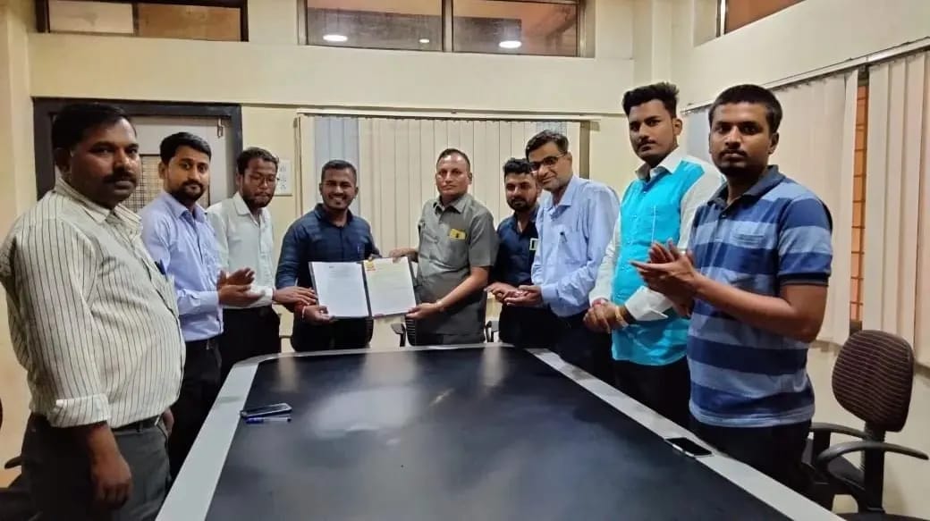 AbvpPaschimMaha's tweet photo. BIGCE Solapur and SFD, Solapur had signed MOU and initiated the 1cr. Tree Plantation Drive in the campuses. BIGCE Secretary Er. Ravi Gaikwad, Principal Dr. B J Patil, SFD National Co Convenor Mayur Javheri, State Joint Secretary Rohit Raut were witnessed the occasion. https://t.co/pQZ3owEikK