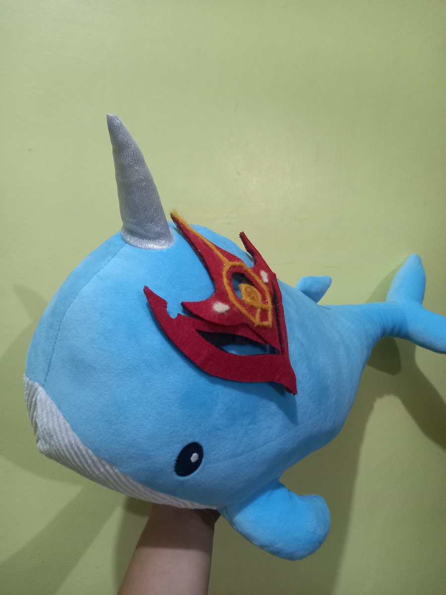 reddhues's tweet photo. My #childe narwhal is finally done! I put velcro tape on it so I can also wear it. Here is the finished product:

#Genshin #GenshinImpact https://t.co/RA1vwYWcDh
