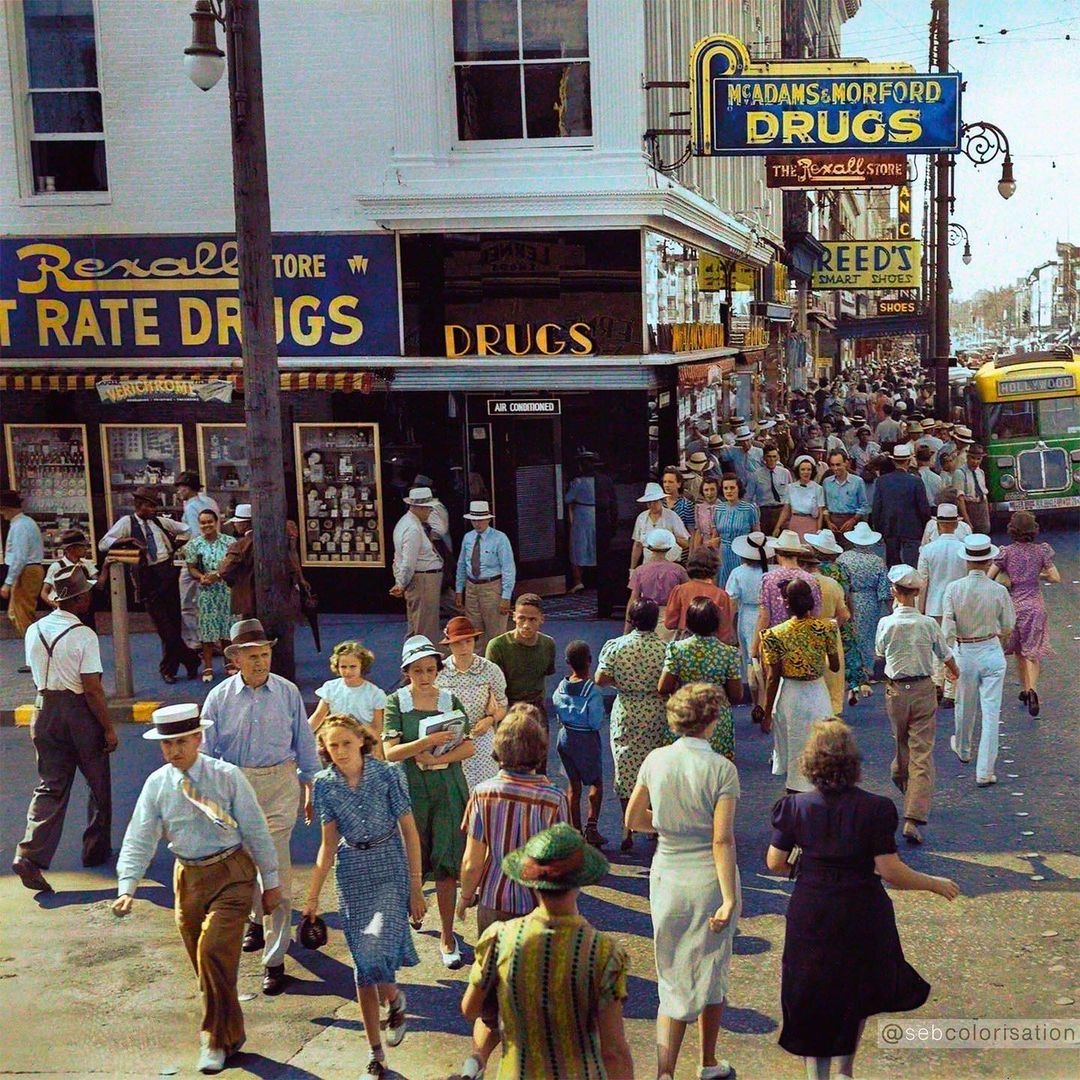 ABeautifulCult1's tweet photo. The busy street in front of McAdams &amp; Morford Drugstore in Lexington, Kentucky 🇺🇸 photographed in 1939. https://t.co/wFYy1RMdJQ