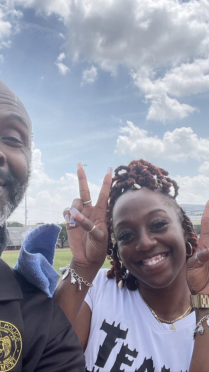 RaulCollins16's tweet photo. I love #RelationalPolicing on a Friday! Met Precious and her husband while he was training for an upcoming professional meet! A @TeamHISD product and she is interested in joining @houstonpolice c’mon home! #OneSafeHouston #OneHPD #Outinthisheat 😎👮🏾‍♂️👏🏾👏🏾☝🏾💯💪🏾 https://t.co/0boNoXtgIY