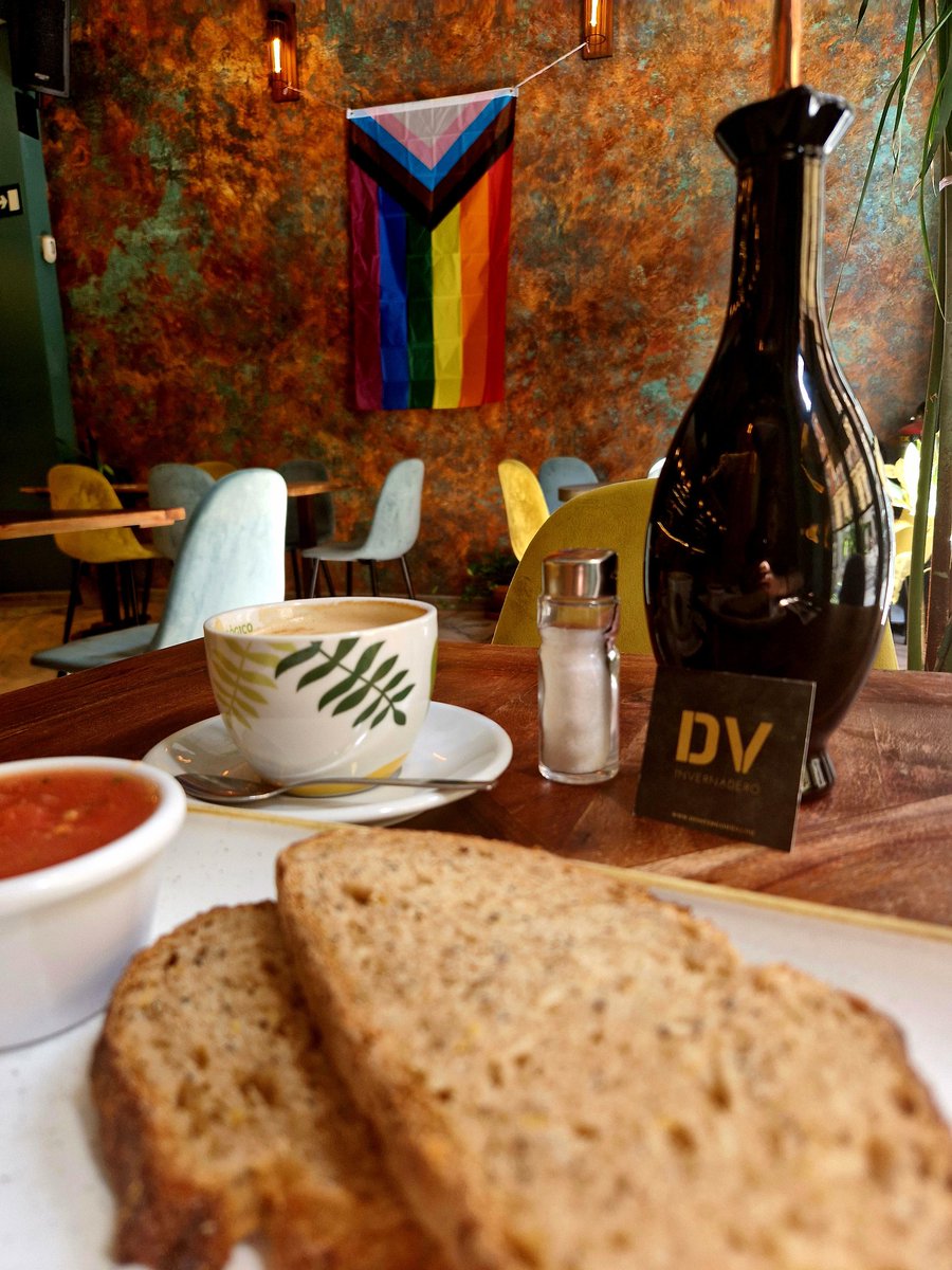 Momentos para tomar algo, islas de paz en mitad de Madrid.
<a href="/DistritoVegano/">Distrito Vegano®</a> tienes desde desayunos a cenas....muy recomendable #comida #ComeEnMadrid #VeganFood