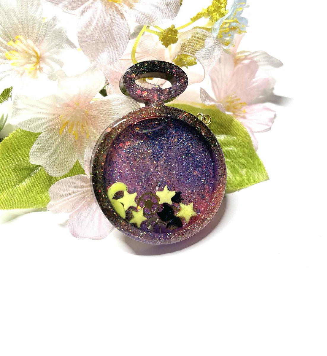 ReiArtistryclay's tweet image. Another pocket watch shaker with glow in the dark stars and moons