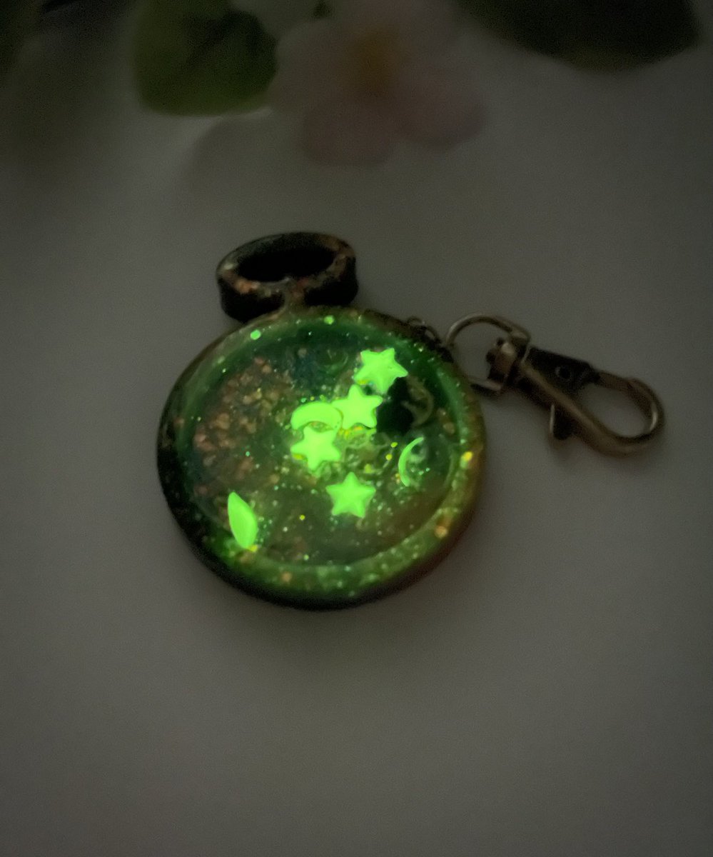 ReiArtistryclay's tweet image. Another pocket watch shaker with glow in the dark stars and moons