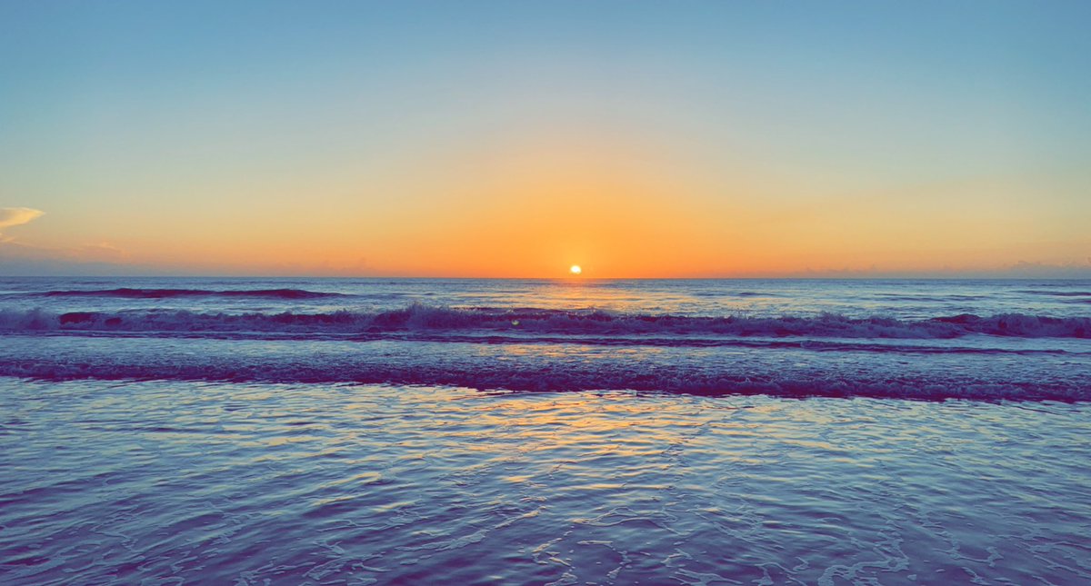 livebball319's tweet photo. Woke up at Daytona Beach to a beautiful sunrise. Got my 2 mile walk in, experienced God’s beauty, and offered Him my thanks!! 🐚 ☀️ 💜 🌊 https://t.co/oizn1Rln21