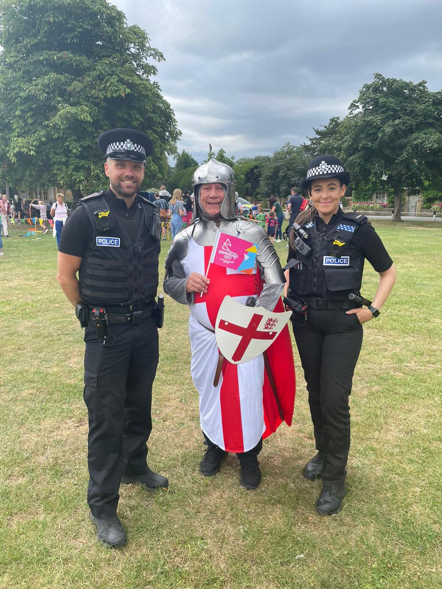 EveshamCops's tweet photo. The Queens baton has arrived in Broadway. #B2022police @WestMerciaPCC @SuptRebeccaLove https://t.co/P8GQB3PnLA