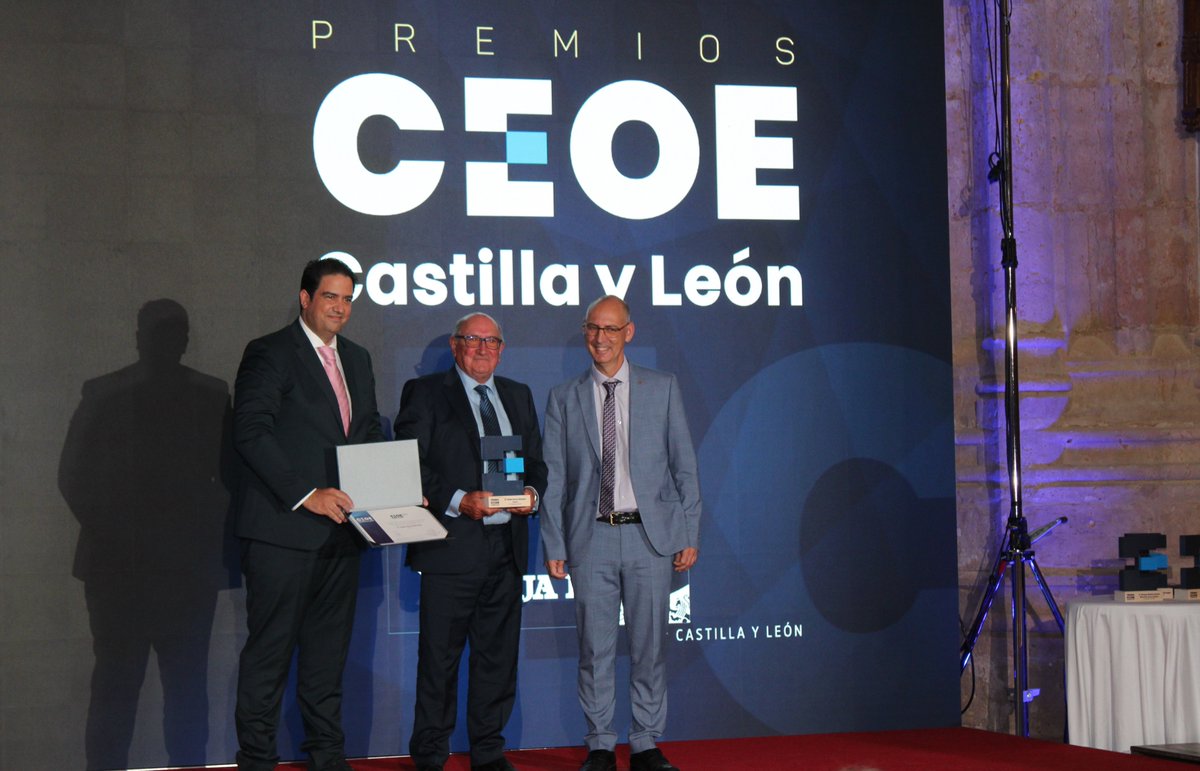 ceoecepymesa's tweet photo. 🏆 La Confederación ha compartido en la @catedralpalenci una noche especial para el fundador y gerente de #DULCA, el #empresario peñarandino César Serna Sánchez, quien ha recibido un merecido premio @ceoe_cyl 2021 por la provincia de #Salamanca. https://t.co/fi4mXmmOvV