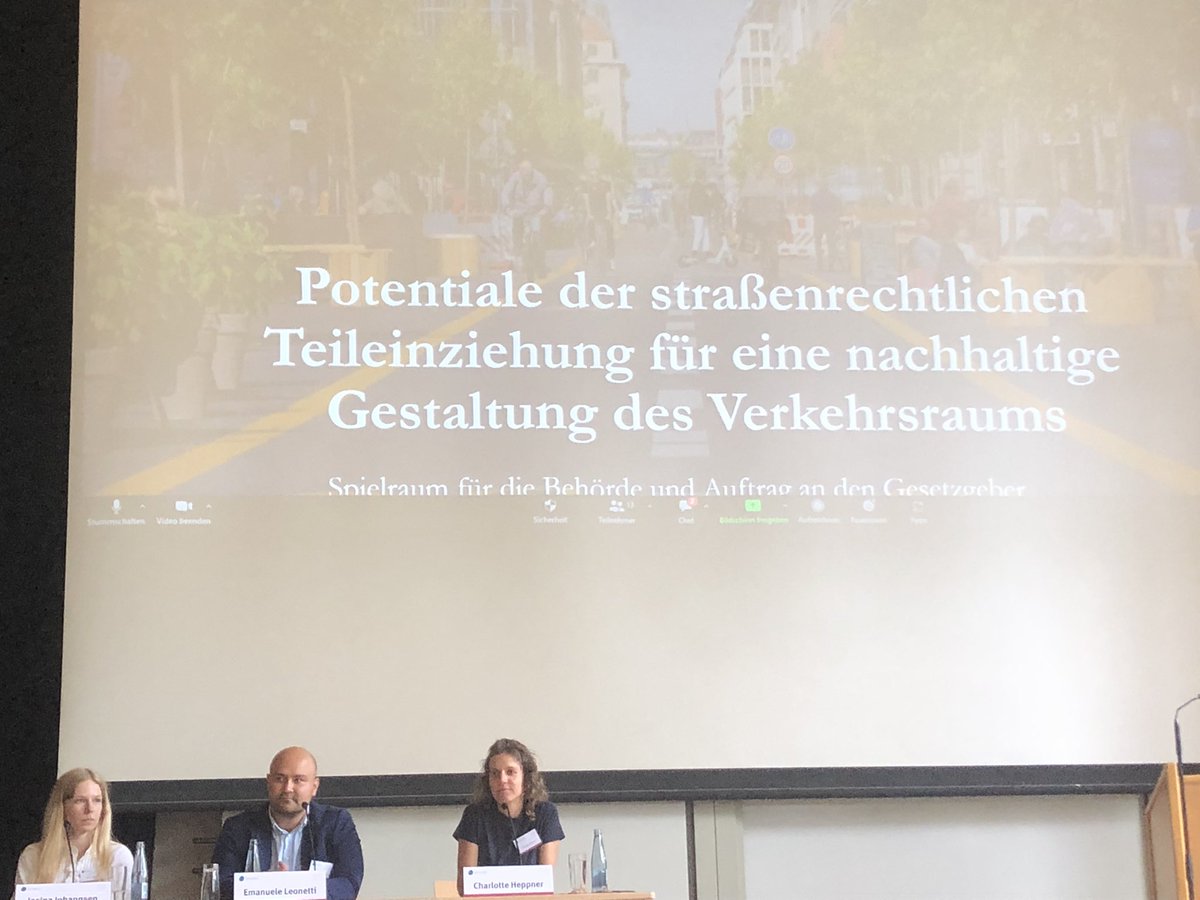 JuWiss's tweet photo. Charlotte Heppner beleuchtet die straßenrechtliche Teileinziehung. Diese ermöglicht es der Straßenbehörde nachträglich die Widmung auf bestimmte Benutzungsarten, -zwecke oder -kreise zu beschränken #JuWissDay2022 https://t.co/uouZCzWbDj