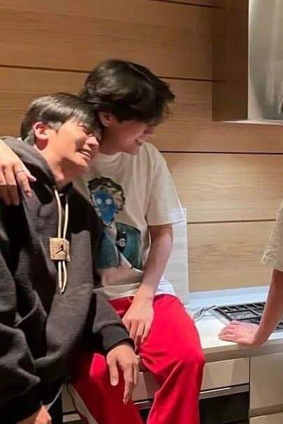 Joy07090921's tweet photo. Jungkook is holding a white wine right now😌 https://t.co/eMje3ip8M2