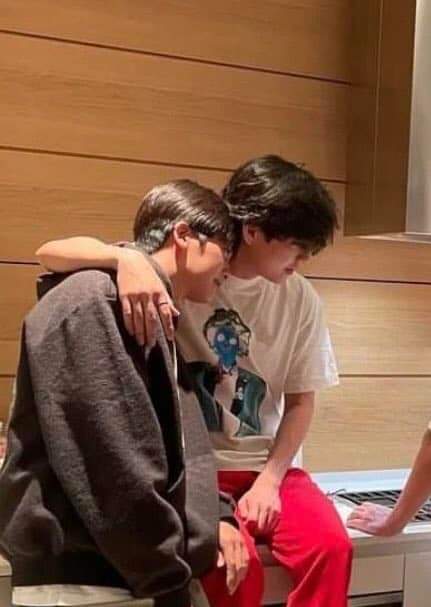Joy07090921's tweet photo. Jungkook is holding a white wine right now😌 https://t.co/eMje3ip8M2
