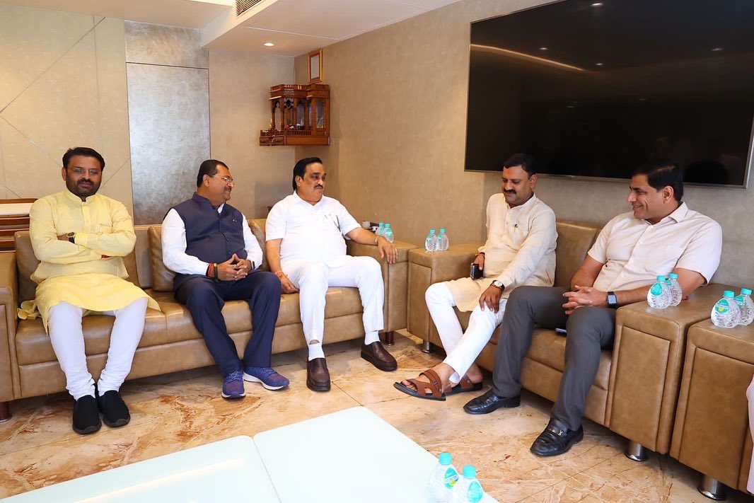 CRPaatil's tweet photo. રાજકોટ ખાતે યોગેશભાઈ પુજારા અને પુજારા ટેલીકોમ પરિવારના સભ્યો સાથે શુભેચ્છા મુલાકાત કરી. પુજારા ટેલિકોમ ગૃપની ગ્રાહક સુવિધાઓ નિહાળી. યોગેશભાઈ, રાહિલભાઈ પુજારા તેમજ એમની ટીમના સભ્યોને શુભેચ્છાઓ પાઠવી. https://t.co/CKwgEcmvO6